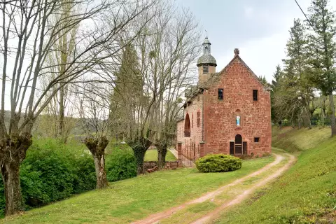 La chapelle Notre-Dame de Foncourrieu en grès rouge et son clocheton, à Marcillac-Vallon en Aveyron