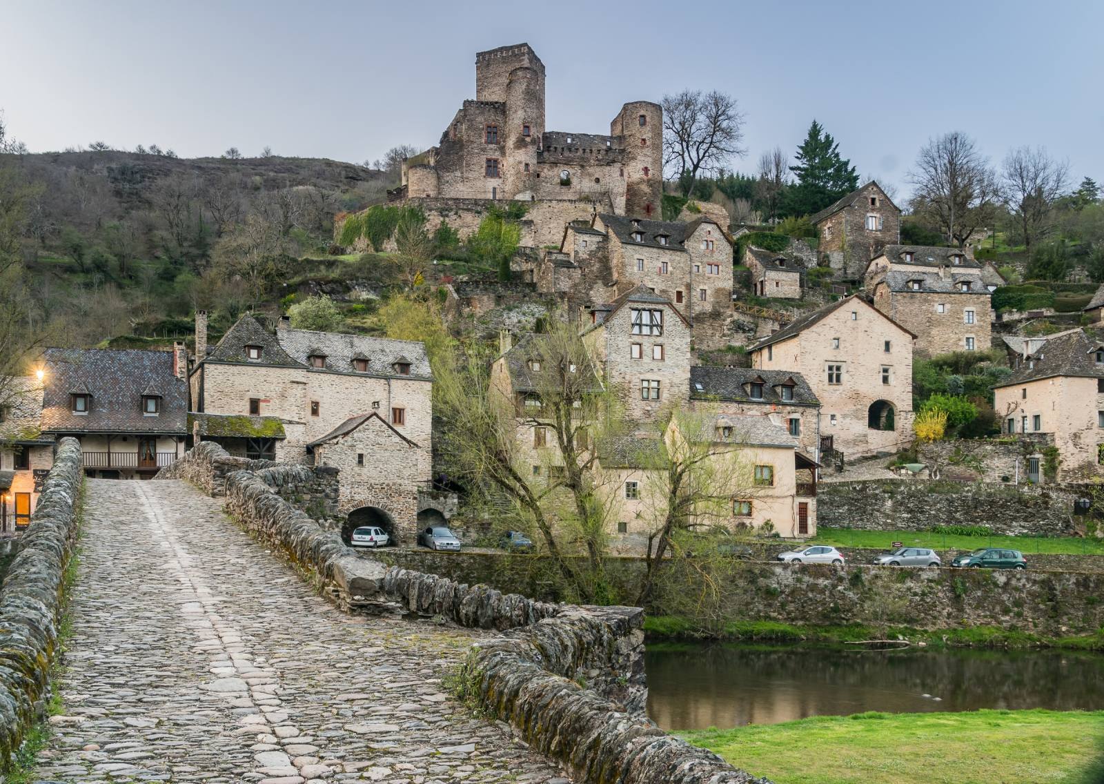 Le château de Belcastel dominant le pont gothique et la rivière Aveyron