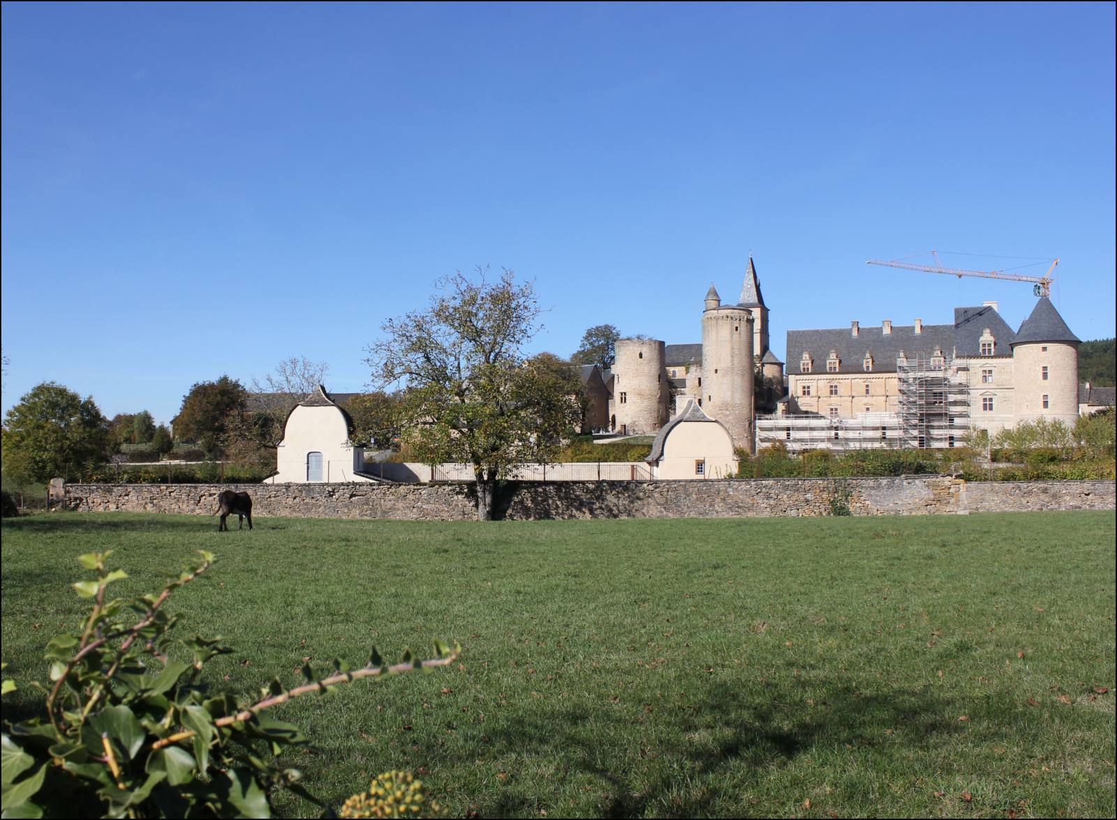 Vue générale sur les façades Renaissance du château de Bournazel, en Aveyron