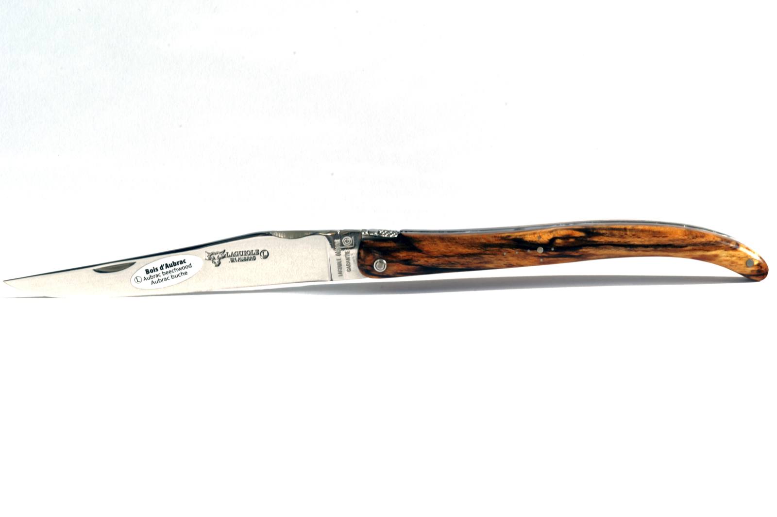 Un couteau Laguiole en Aubrac, manche en bois d'Aubrac, lame gravée de la tête de vache