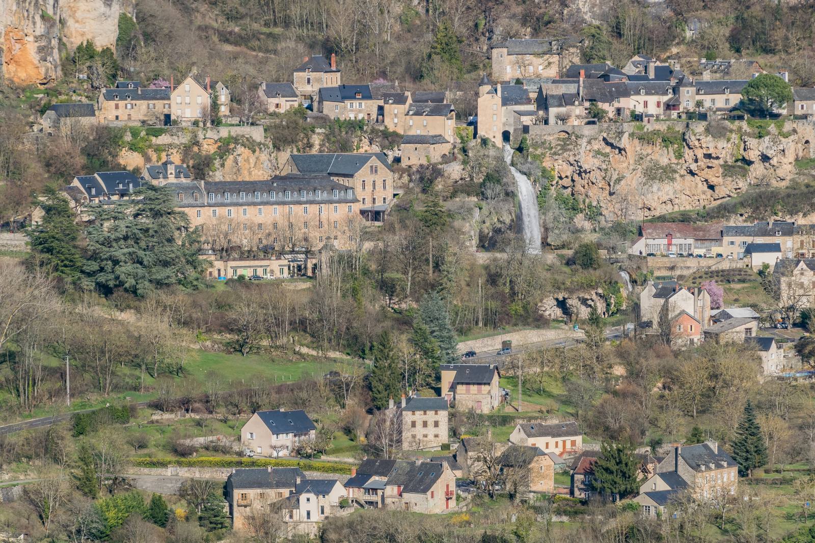 La cascade de Salles-la-Source jaillissant au cœur du village, en Aveyron