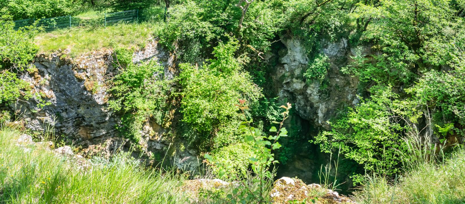 L'ouverture du gouffre du Tindoul de la Vayssière, sur le Causse Comtal en Aveyron